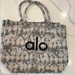 ALO Yoga Gray and Black Tote Bag with Spacious Design